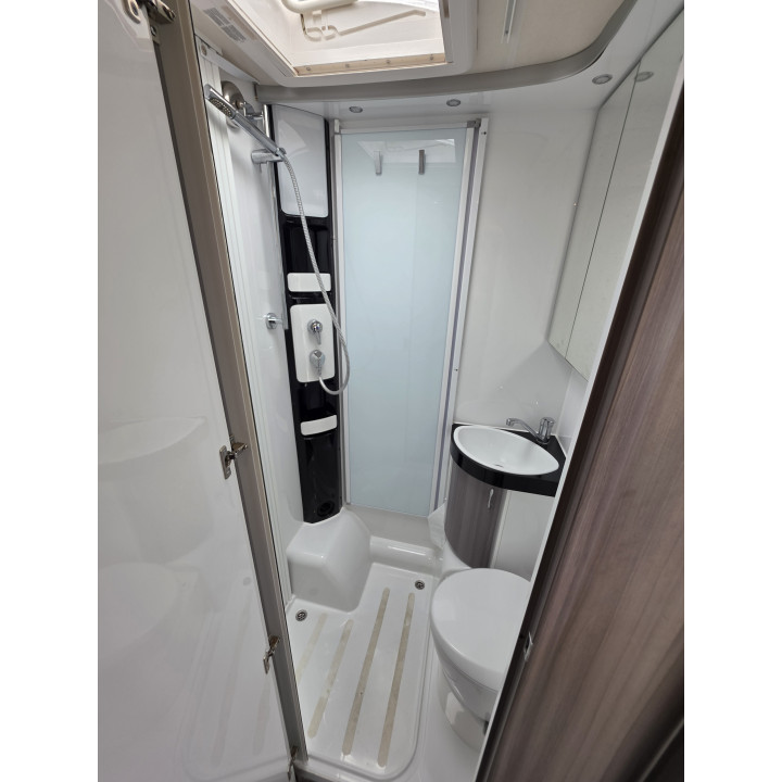 Camping-car profilé étroit Hobby V65GQ 2022 état neuf 18100km Store Tv Sattelite Occasion récente
