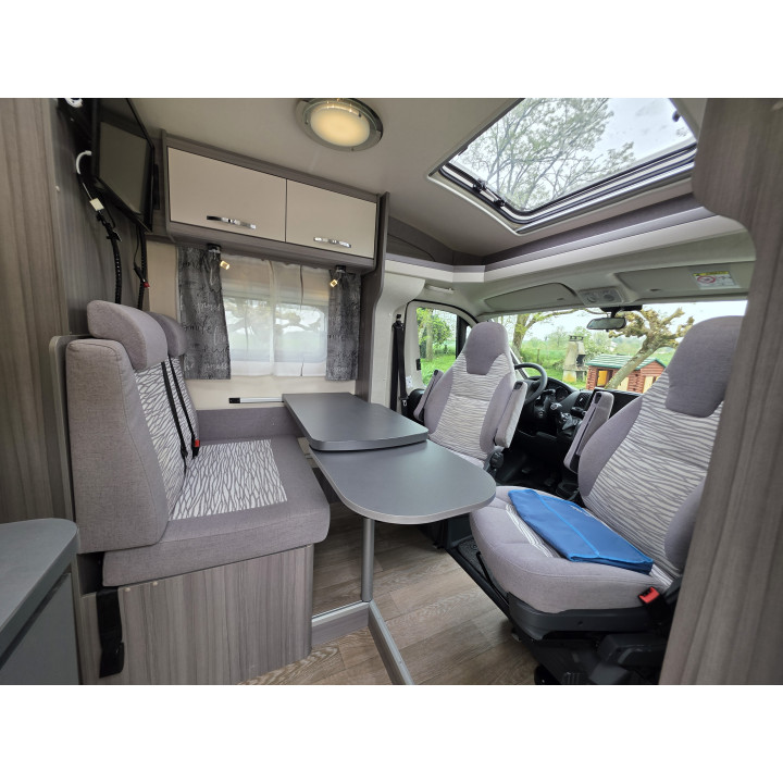 Camping-car profilé étroit Hobby V65GQ 2022 état neuf 18100km Store Tv Sattelite Occasion récente