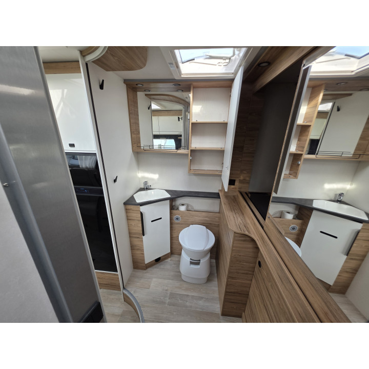 Bavaria T696D Nomade 2024 Attelage Tv Lithium Suspensions pneumatiques comme neuf