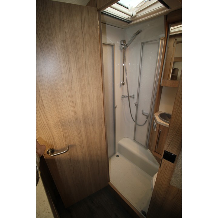 Camping-car profilé LMC Breezer V643G