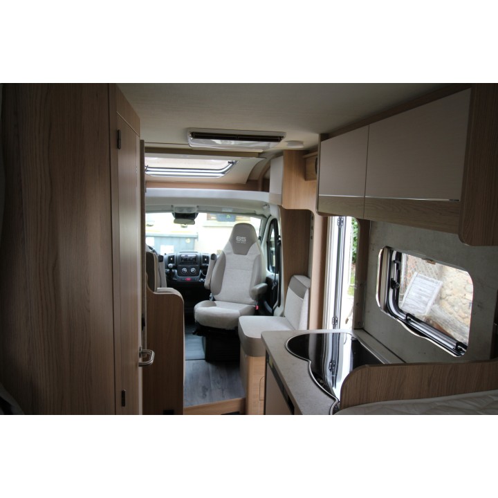 Camping-car profilé LMC Breezer V643G