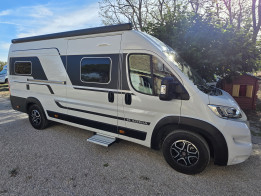 Adria Twin Plus 640 SLB 2023 – vue extérieure de profil du fourgon aménagé