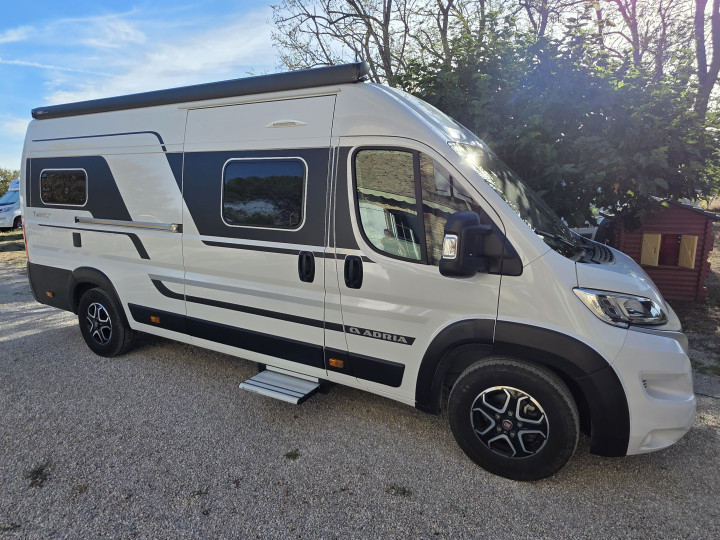 Adria Twin Plus 640 SLB 2023 – vue extérieure de profil du fourgon aménagé