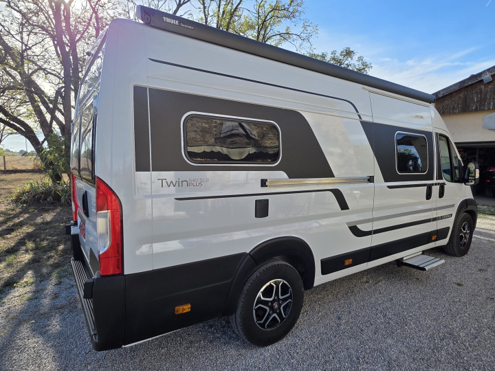 Adria Twin Plus 640 SLB 2023 – vue extérieure arrière de trois quarts