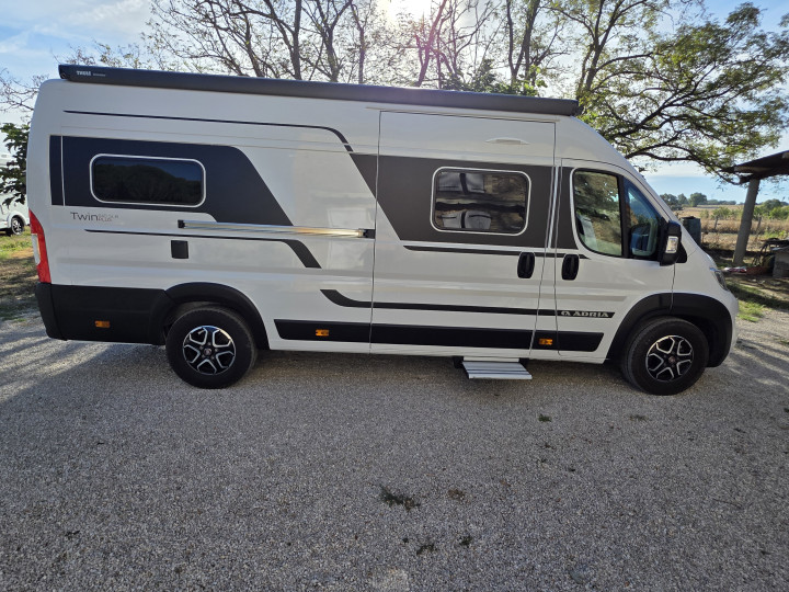 Adria Twin Plus 640 SLB 2023 – vue extérieure du côté arrière
