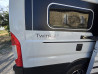 Détail du marquage Twin Plus sur le côté arrière du fourgon Adria