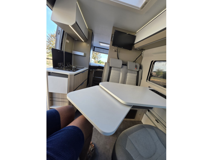 Table de dînette, banquette et cuisine de l’Adria Twin Plus 640 SLB