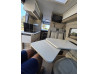 Table de dînette, banquette et cuisine de l’Adria Twin Plus 640 SLB