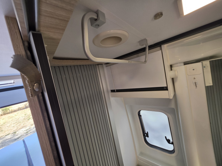 Aménagement intérieur près de la fenêtre latérale de l’Adria Twin Plus