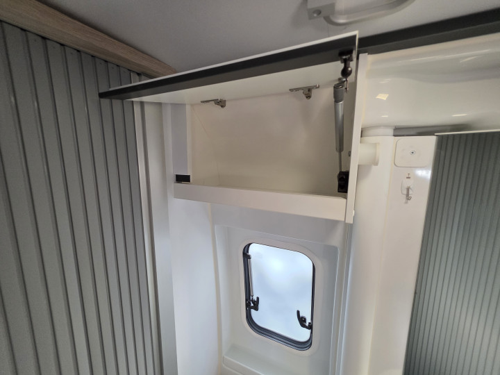 Placard haut ouvert et fenêtre latérale dans l’Adria Twin Plus