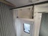 Placard haut ouvert et fenêtre latérale dans l’Adria Twin Plus