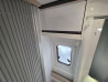 Placard haut fermé et fenêtre latérale dans l’Adria Twin Plus