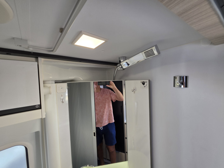 Plafond, miroir et porte de la salle d’eau de l’Adria Twin Plus