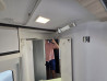 Plafond, miroir et porte de la salle d’eau de l’Adria Twin Plus