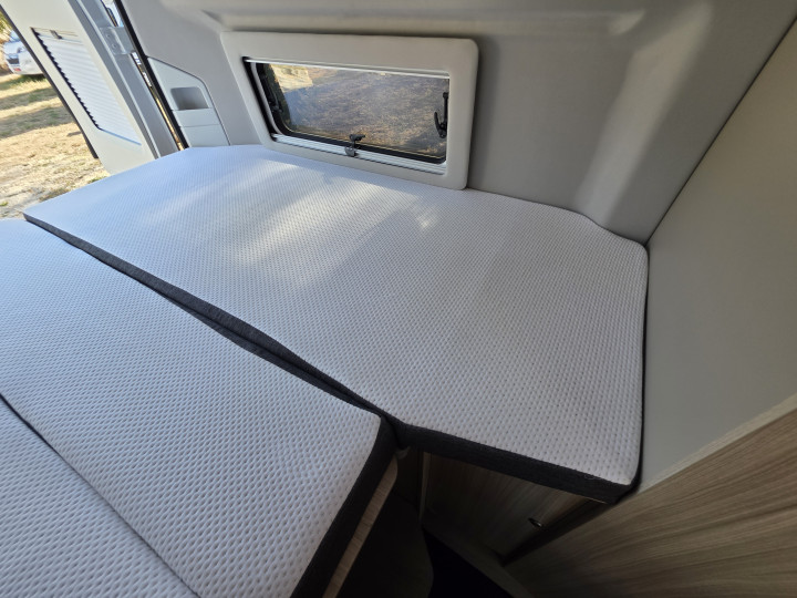 Lits jumeaux arrière de l’Adria Twin Plus 640 SLB