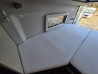 Lit arrière de l’Adria Twin Plus et fenêtre latérale