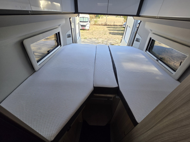 Lits jumeaux vus depuis les portes arrière ouvertes de l’Adria