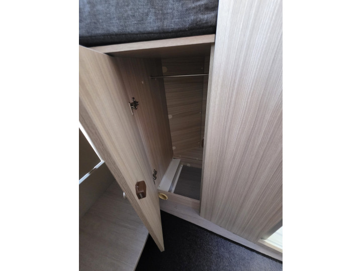 Armoire de rangement dans le fourgon Adria Twin Plus