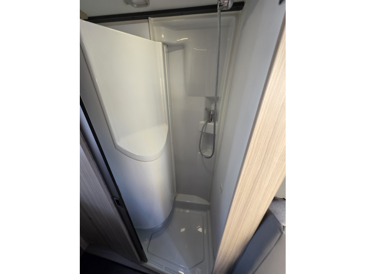 Cabine de douche de l’Adria Twin Plus 640 SLB