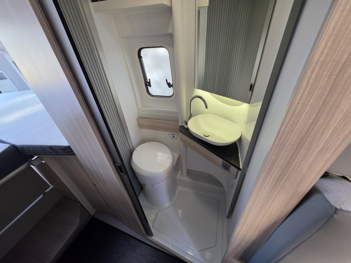 Salle d’eau avec toilettes de l’Adria Twin Plus