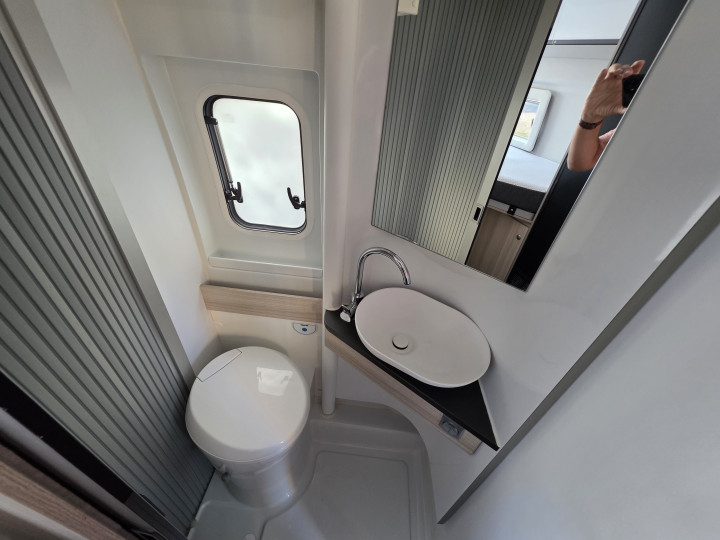 Lavabo et toilettes dans la salle d’eau de l’Adria