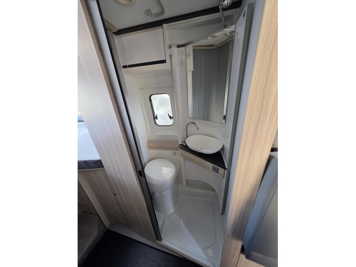 Salle d’eau du fourgon Adria Twin Plus vue de face