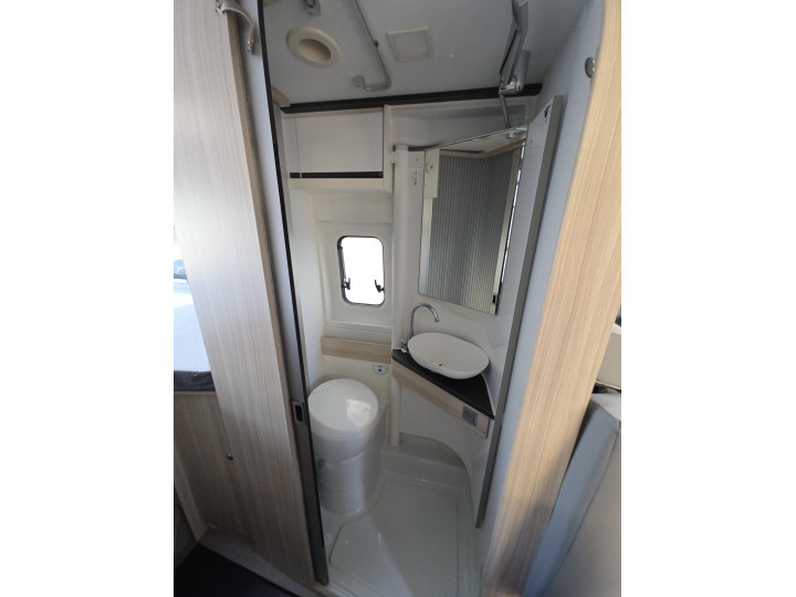Vue rapprochée des toilettes de l’Adria Twin Plus
