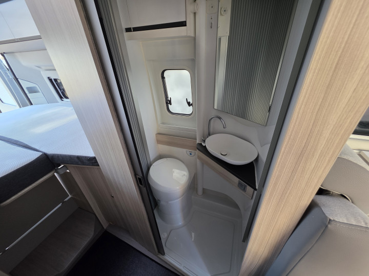Douche et toilettes dans l’Adria Twin Plus 640 SLB