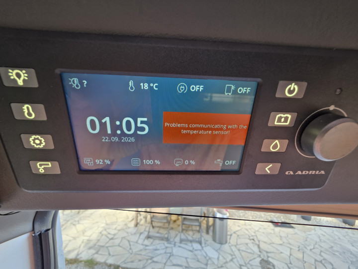 Panneau de commande des équipements de l’Adria Twin Plus