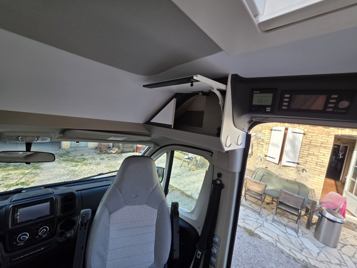 Cabine et rangements hauts du fourgon Adria Twin Plus