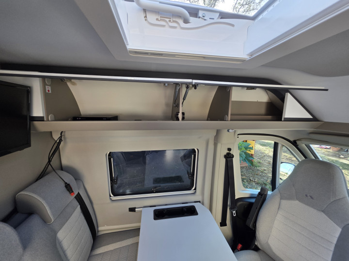 Lanterneau et espace de vie de l’Adria Twin Plus