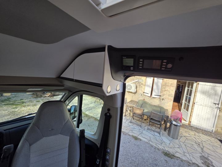 Rangements au-dessus de la cabine de l’Adria Twin Plus