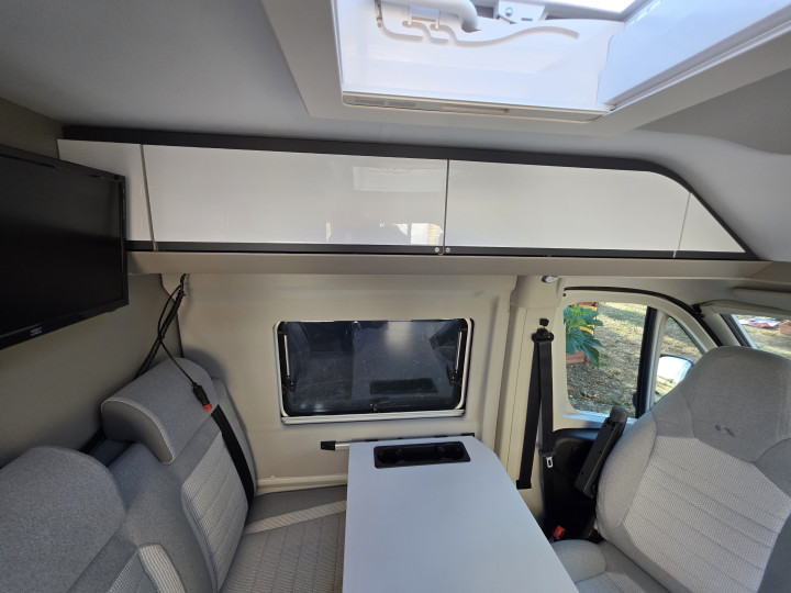 Vue de la dînette et du lanterneau dans l’Adria Twin Plus