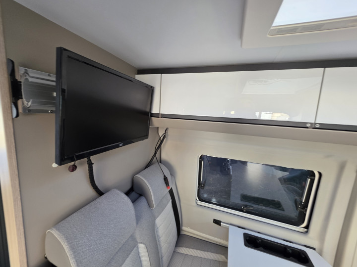 Équipement intérieur au-dessus de la dînette de l’Adria Twin Plus
