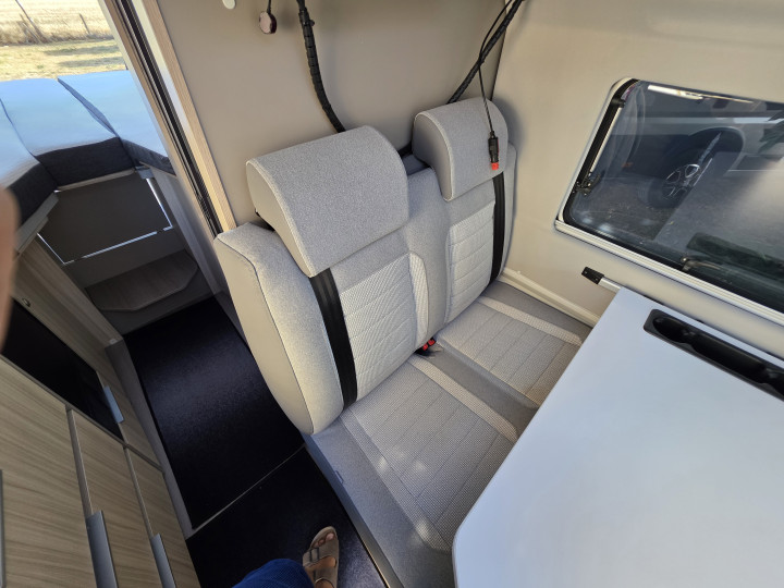 Banquette de la dînette du fourgon Adria Twin Plus