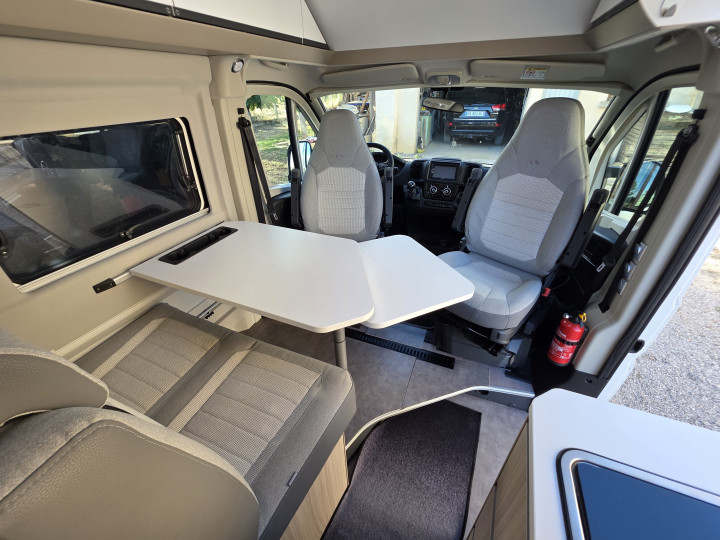Table de dînette et sièges de cabine de l’Adria Twin Plus
