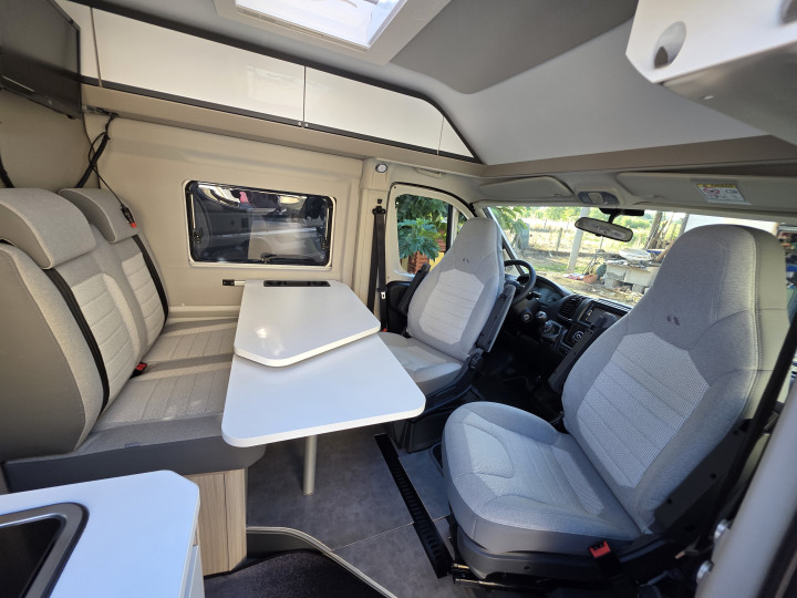 Espace repas avec sièges pivotants de l’Adria Twin Plus