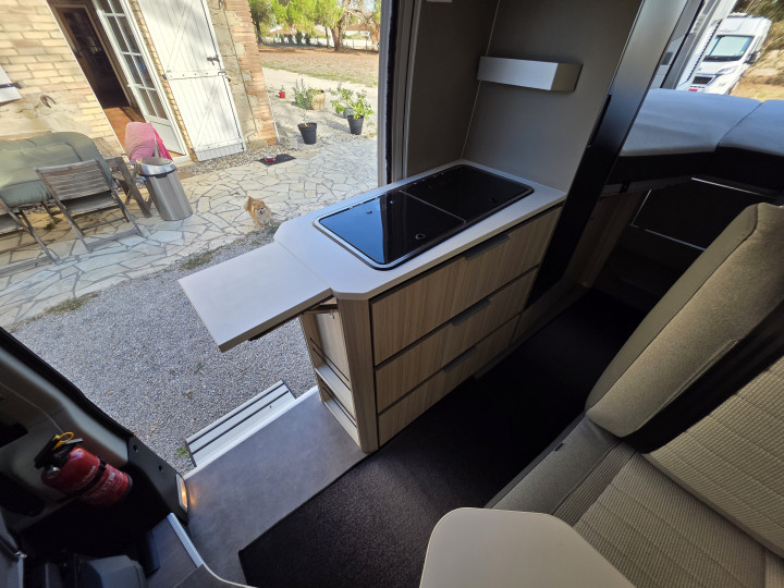 Évier et plan de travail du fourgon Adria Twin Plus