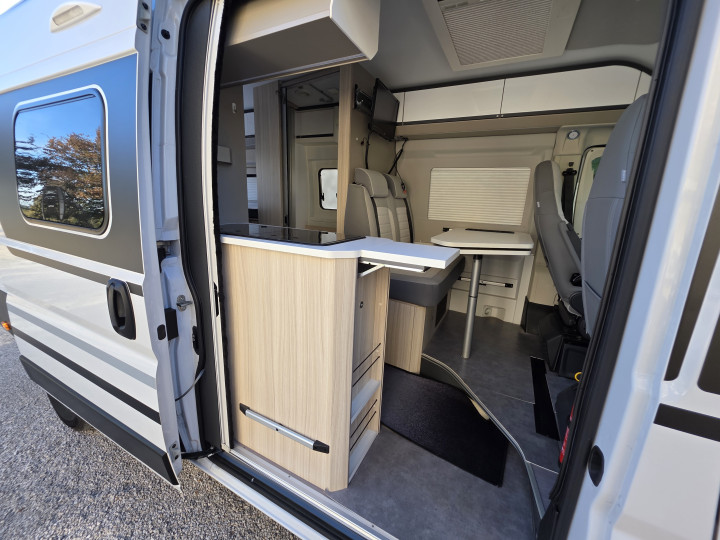 Cuisine et entrée par la porte coulissante de l’Adria Twin Plus