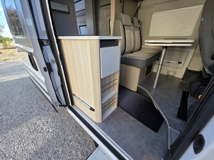 Meuble de cuisine vu depuis la porte coulissante de l’Adria