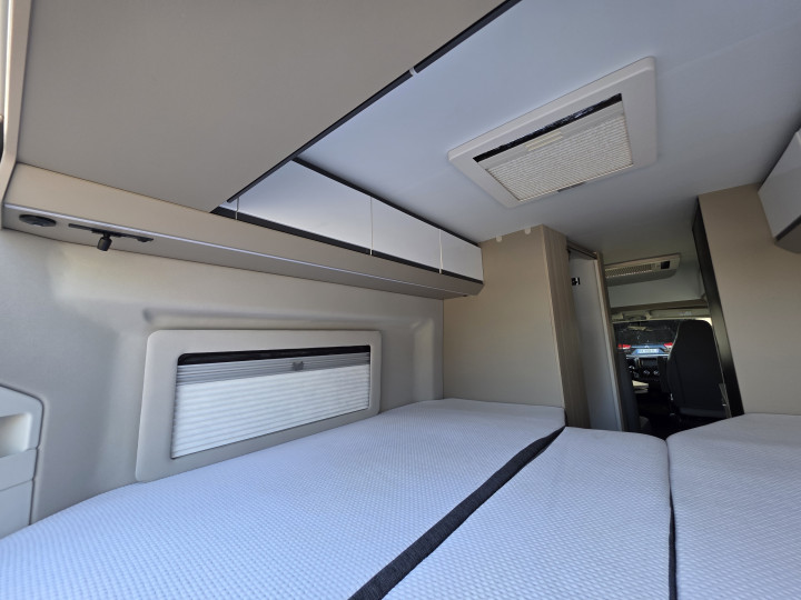 Lits jumeaux arrière et placards de l’Adria Twin Plus