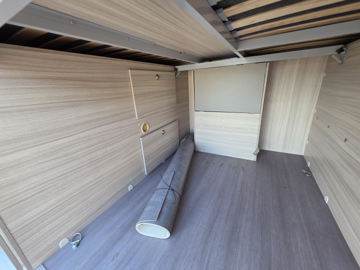 Espace de chargement arrière sous les lits de l’Adria Twin Plus