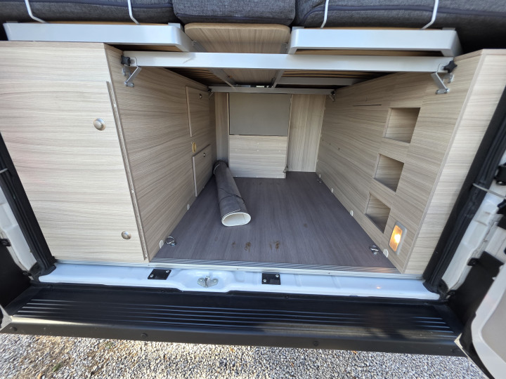 Rangement arrière vu depuis les portes du fourgon Adria Twin Plus