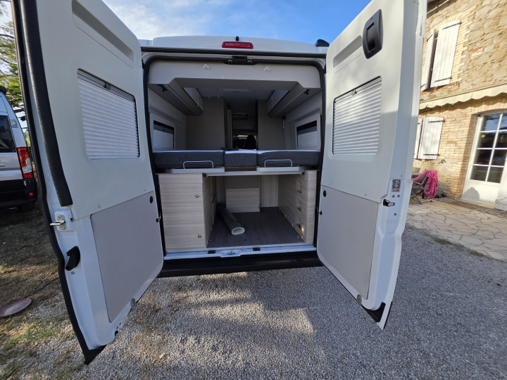 Portes arrière ouvertes et espace de chargement de l’Adria Twin Plus