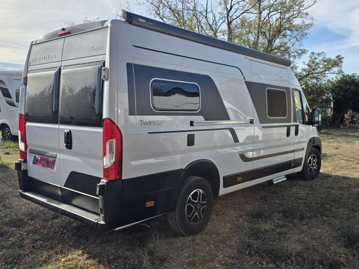 Vue arrière de trois quarts de l’Adria Twin Plus 2023