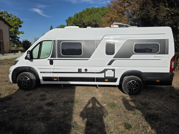 Vue latérale de l’Adria Twin Plus 640 SLB 2023