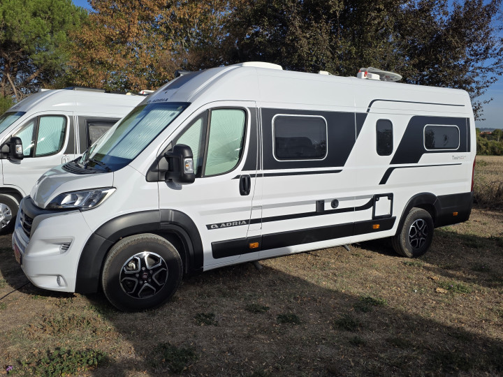 Vue extérieure avant et latérale du fourgon Adria Twin Plus