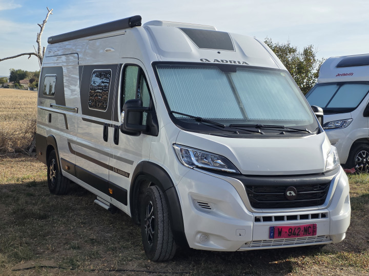 Face avant et côté du fourgon Adria Twin Plus 2023