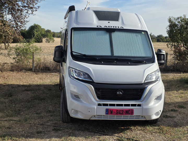 Face avant de l’Adria Twin Plus 640 SLB sur Fiat Ducato