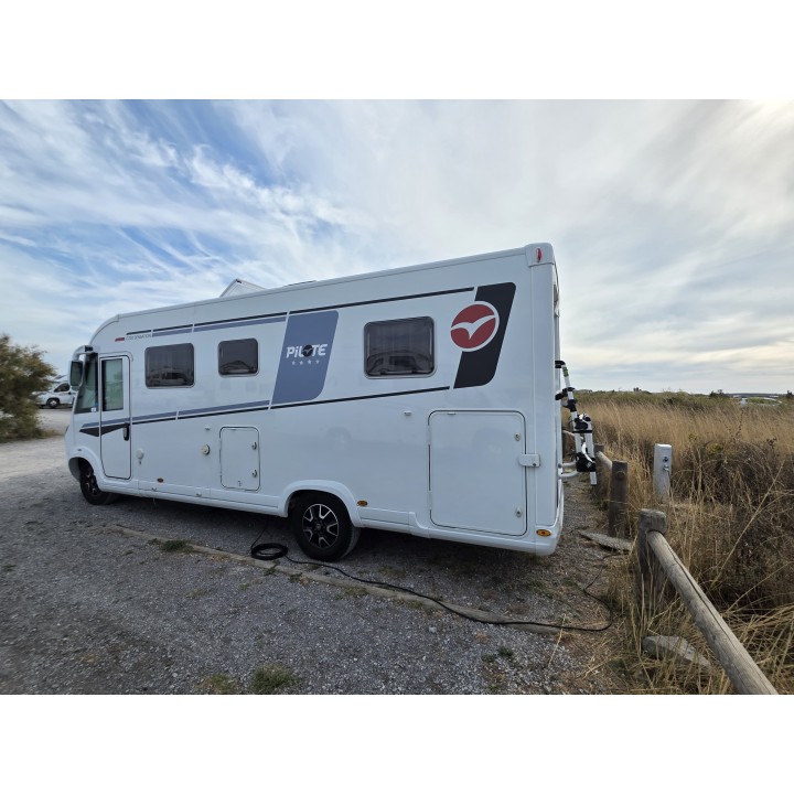 Camping-car intégral Pilote G720FC Sensation occasion récent